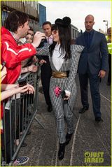 组图：GaGa米老鼠造型亮相 高垫肩圆墨镜显囧相