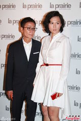 组图：赵式芝再陷同性情 与杨如芯亲密携手亮相