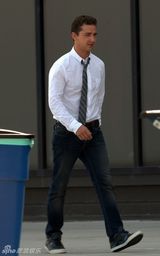 幻灯图集：《变形金刚3》热拍 男女主角白衣飘飘