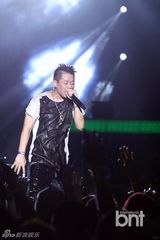 组图：朴宰范等参加HIPHOP音乐节引爆火热现场