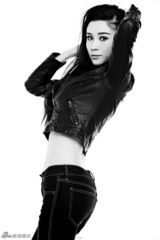 组图：荆希西小露蛮腰 黑白写真秀性感