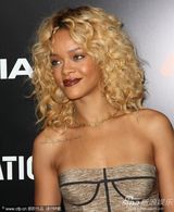 组图：格莱美预热派对 蕾哈娜金色卷发性感狂野