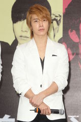 组图：SJ-M台北签唱会 兄弟情深互喂台湾小吃