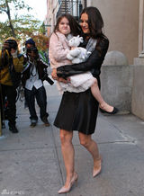 高清组图：凯蒂-赫尔姆斯黑衣亮相 苏瑞做鬼脸