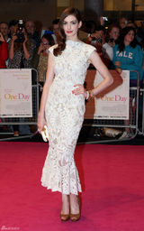 高清图：《一天》首映 海瑟薇镂空白裙优雅亮相