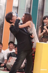 组图：吴宗宪开心过生日赞爱女 避谈高凌风婚变