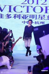 组图：郑伊健出席明星慈善夜 对婚礼三缄其口