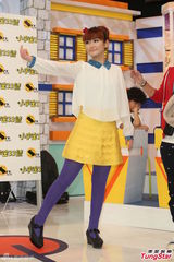 Selina新节目试播甜美主持 手部伤痕仍明显(图)