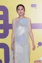 组图：香港电影节开幕 杨千嬅盛装周楚楚露半臀