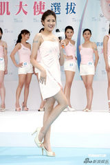 幻灯图集：台湾名模赖琳恩粉红洋装代言秀美腿