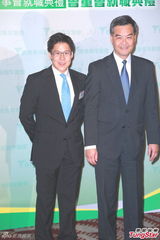 组图：霍启刚升级当爸满面笑容