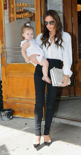 组图：贝嫂维多利亚帅气黑白配 抱小七出镜