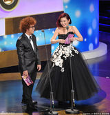 组图：纳豆金钟颁奖说漏嘴下跪谢罪 Selina安抚