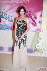 组图：王璐瑶出席旅游小姐发布会风骚露内衣边