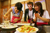 高清组图：2PMmissA与粉丝参加料理大赛比拼厨艺