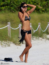 组图：意大利超模克劳迪娅黑色比基尼秀美臀