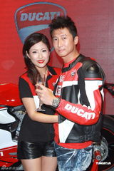 组图：周家蔚新车发布性感秀腿 洪天明恩爱探班娇妻