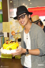 组图：陈柏霖祝福林依晨恋情 呼吁传媒给空间