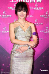 高清图：侯佩岑展现难得性感 大秀右手订婚戒指