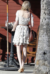 高清图：泰勒-斯威夫特穿白色蕾丝裙逛跳蚤市场