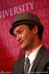 幻灯：贾斯汀荣获哈佛戏剧社年度男性 变妖男秀造型