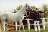 组图：明道秋日大片诠释马语者 与骏马贴面交流