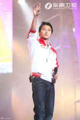 高清图：谢霆锋西安献唱劲爆榜 爱的手势吻别歌迷