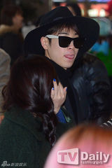 组图：韩团BlockB休闲装亮相机场赴日参加演出