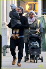 组图：奥兰多带子出街骑大马 小弗林吐舌卖萌