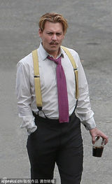 组图：约翰尼-德普变胡子大叔拍《末底改》复古