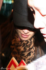 幻灯组图：萧亚轩强忍丧母之痛 赴上海为世博MV赶工