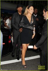 组图：玛丽亚吊绷带秀乳沟 与老公亲密走红毯