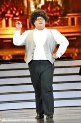 组图：海派春晚录制 黄晓明为“修鞋老爷爷”穿鞋