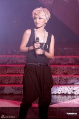 组图：卫兰陈伟霆关菊英等为《劲歌金曲》录影