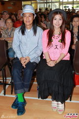 组图：蔡一智飞机上度中秋 工作之余陪家人