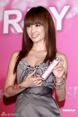 幻灯图：蔡依林性感短裙秀酥胸 赞绯闻男友舞技