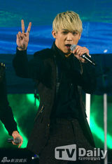 组图：韩女团AOA性感玩湿身 BTOB劲歌热舞