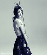组图：张歆艺封面大片 黑白风情透似水墨动态