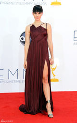 组图：第64届艾美奖花絮 女星长裙侧开秀美腿抢镜