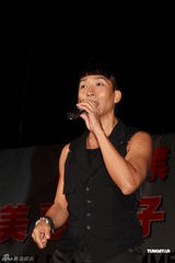 组图：张立基相携美惠纯子 办禁毒慈善金曲演唱会