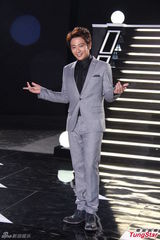 组图：孙耀威西装亮相新剧 杨谨华露背低胸礼服