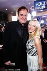 组图：昆汀·塔伦蒂诺现身金球红毯表情有趣