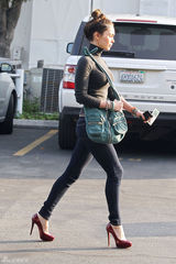 高清组图：梅根-福克斯街拍LOOK绿包搭配红鞋