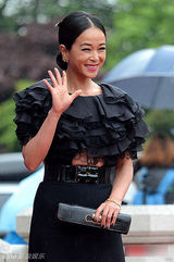 组图：《圣殇》女主赵敏秀别致美裙显贵气