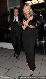 组图：凯特莫斯夫妇情侣装出街 黑衣乱发心情不佳