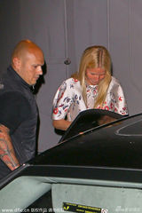 组图：格温妮丝与友进餐 不顾形象丑态百出