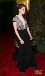 组图：斯图尔特亮相红毯 卷发烟熏妆慵懒十足