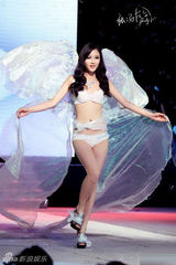 组图：成都理工上演内衣秀 美腿爆乳比基尼上阵