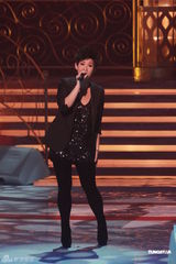 组图：群星为慈善献唱 林峰风沙磨皮关心妍上围缩水