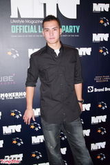 组图：张柏文出席杂志派对 何佩瑜张暖雅比艳